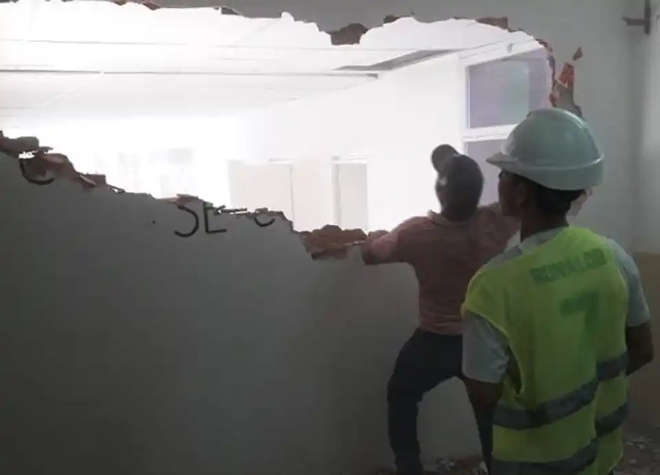Con la obra del Polivalente casi terminada, derribaron la pared que separaba los edificios