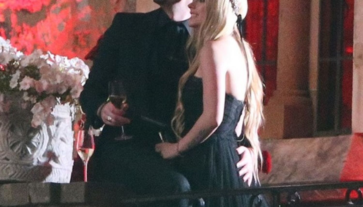 Se casó Avril Lavigne con su novio rockero