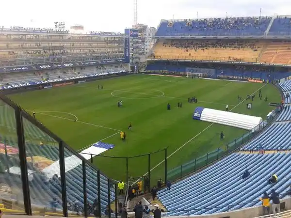 Dos goles de Bou dieron vuelta el partido y Racing venció a Boca 2 a 1