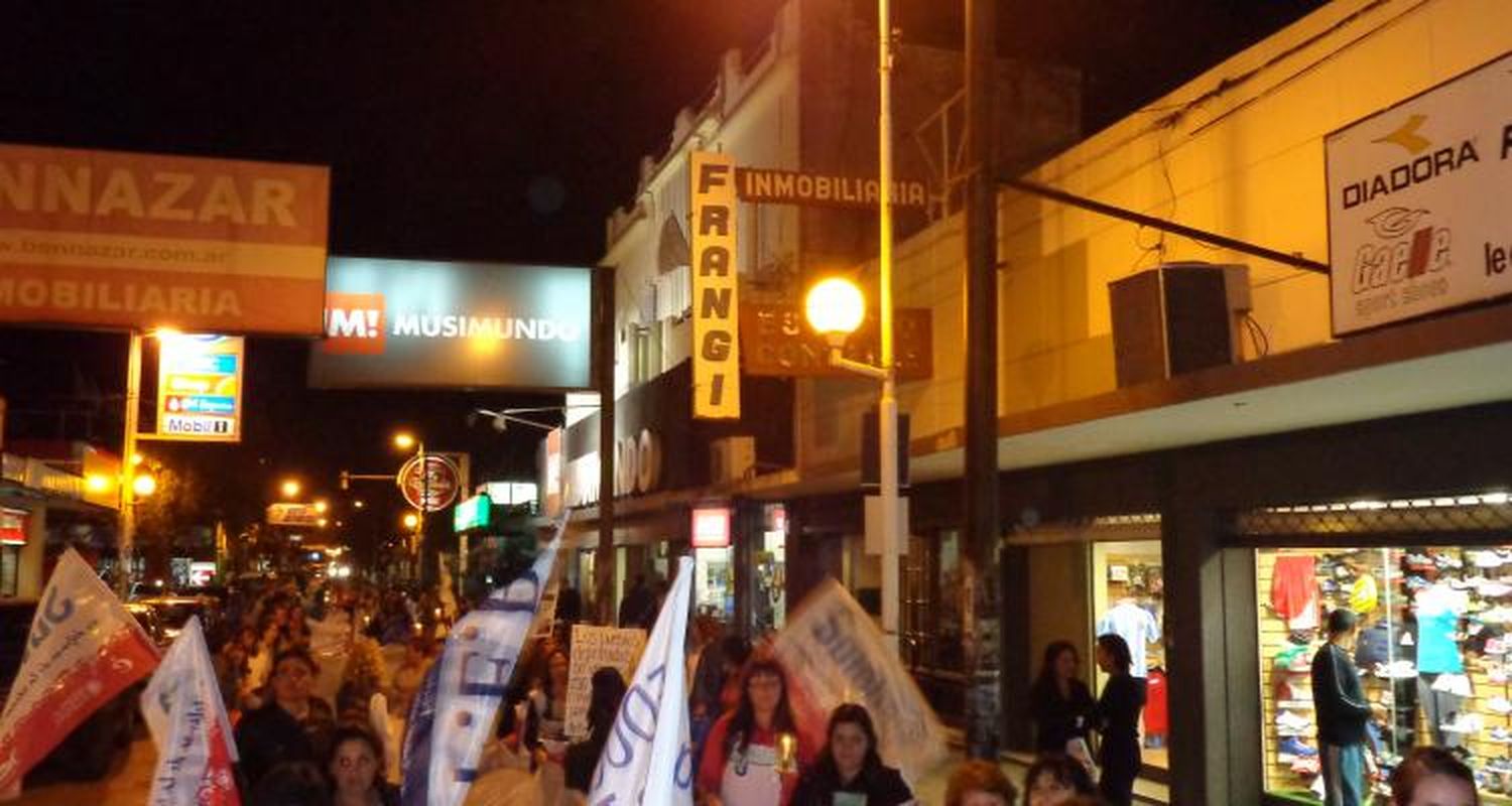 Un centenar de docentes marcharon en defensa de la Escuela Pública