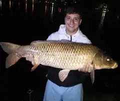 Pescaron una carpa de 12 kilos en el Dique