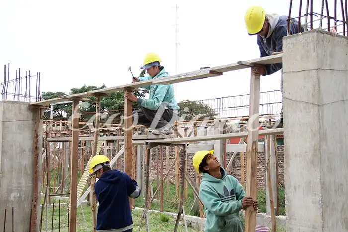 Construyen la estructura del futuro natatorio de Quequén