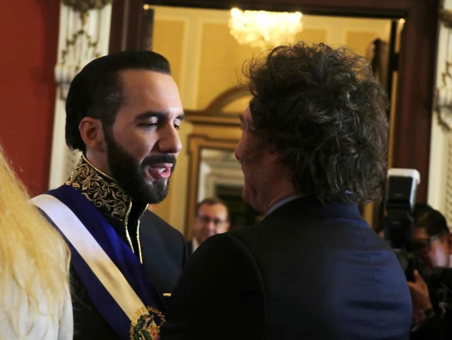 Nayib Bukele fue saludado en su reasunción por el mandatario argentino Javier Milei.