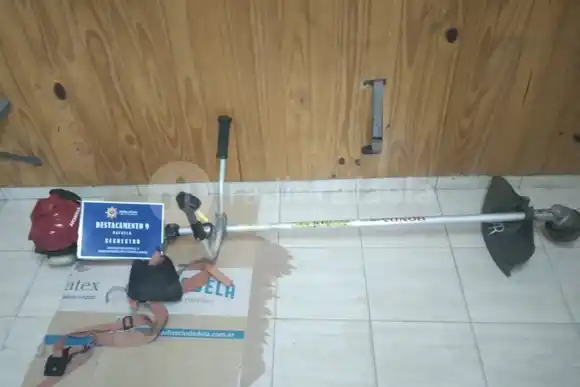 Por las cámaras, los vieron en la madrugada trasladado una motoguadaña