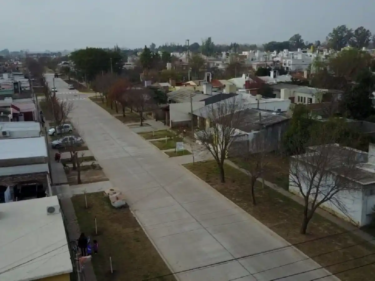 Brinkmann inauguró pavimento, presentó camión 0 km y recibió cámaras de seguridad  