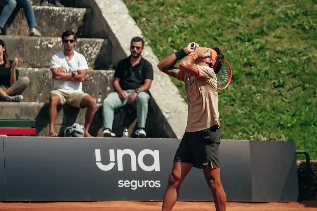 Francisco Comesaña celebrandoo el triunfo ante Faría en Oeiras.