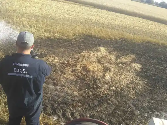 Por una falla mecánica en una máquina, se prendió fuego un campo con rastrojo de trigo