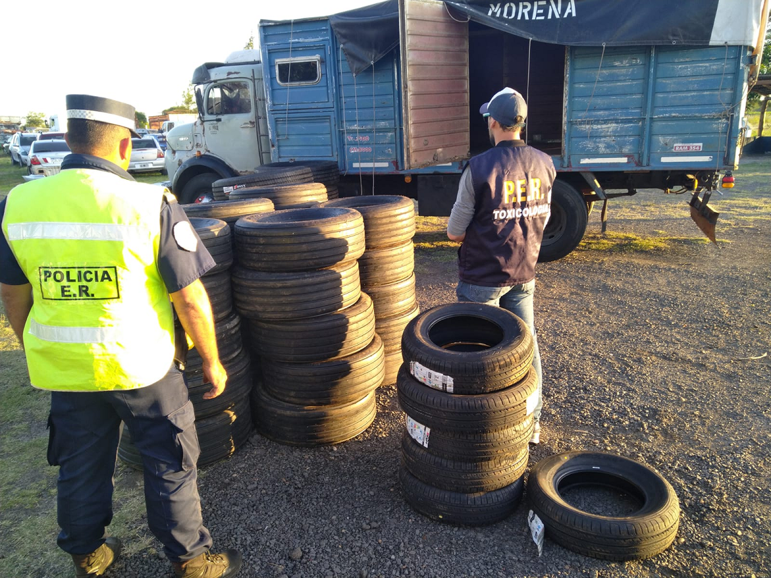 La Policía interceptó un camión con neumáticos de contrabando