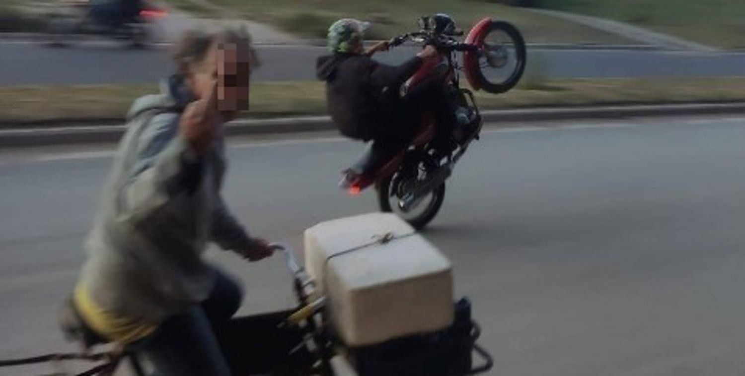 Erik Nahuel Somoza Cejas (21) se mató en una picada ilegal de motos en Necochea. En la foto, haciendo "willy", subida a su Facebook.