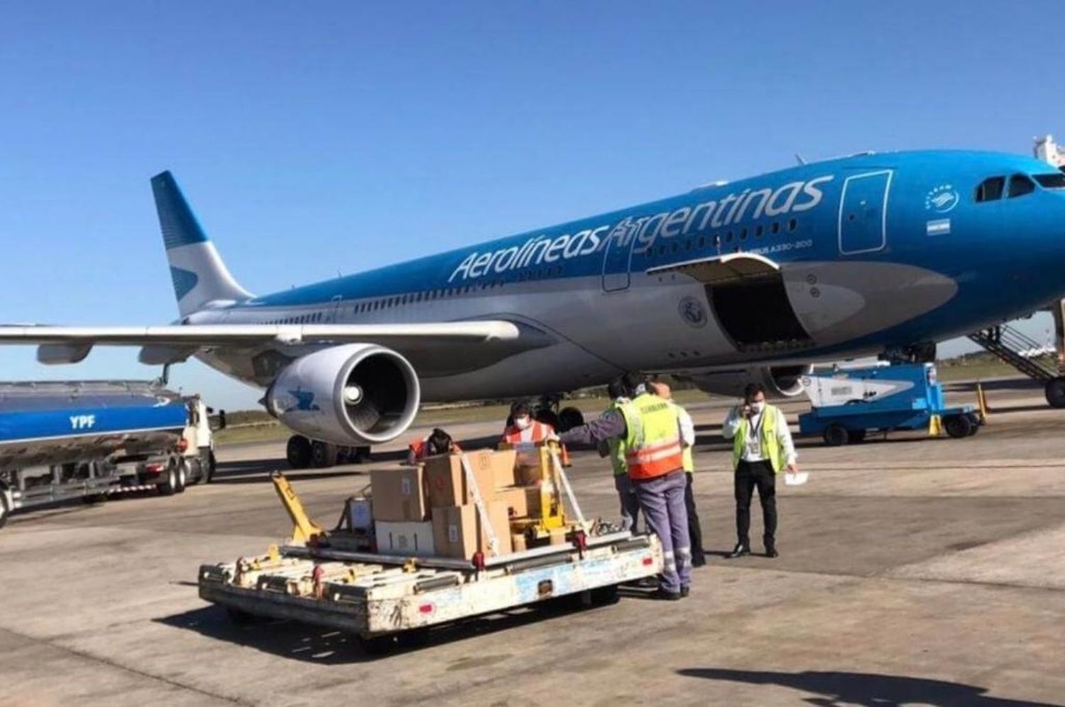 Aterrizó el primer vuelo con insumos médicos de China