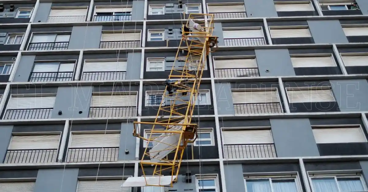 Murió un obrero tras caer de un edificio en el centro