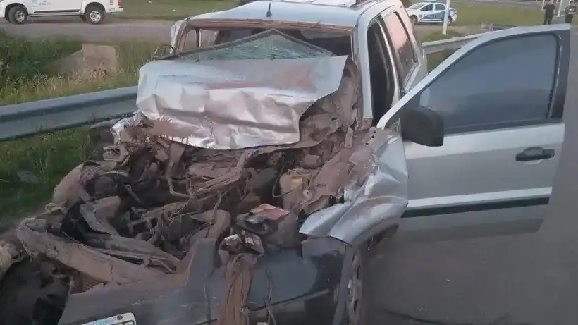 Un hombre fue internado tras chocar contra un acoplado estacionado en la ruta 20
