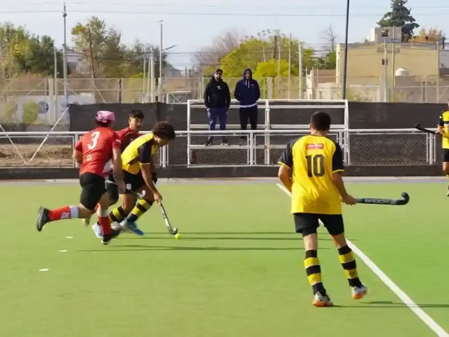 Una imagen del partido frente a Corrientes Hockey.