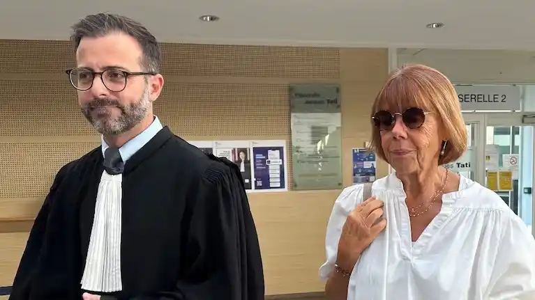 Gisele Pelicot ingresa al tribunal de Aviñón junto a su abogado, Antoine Camus