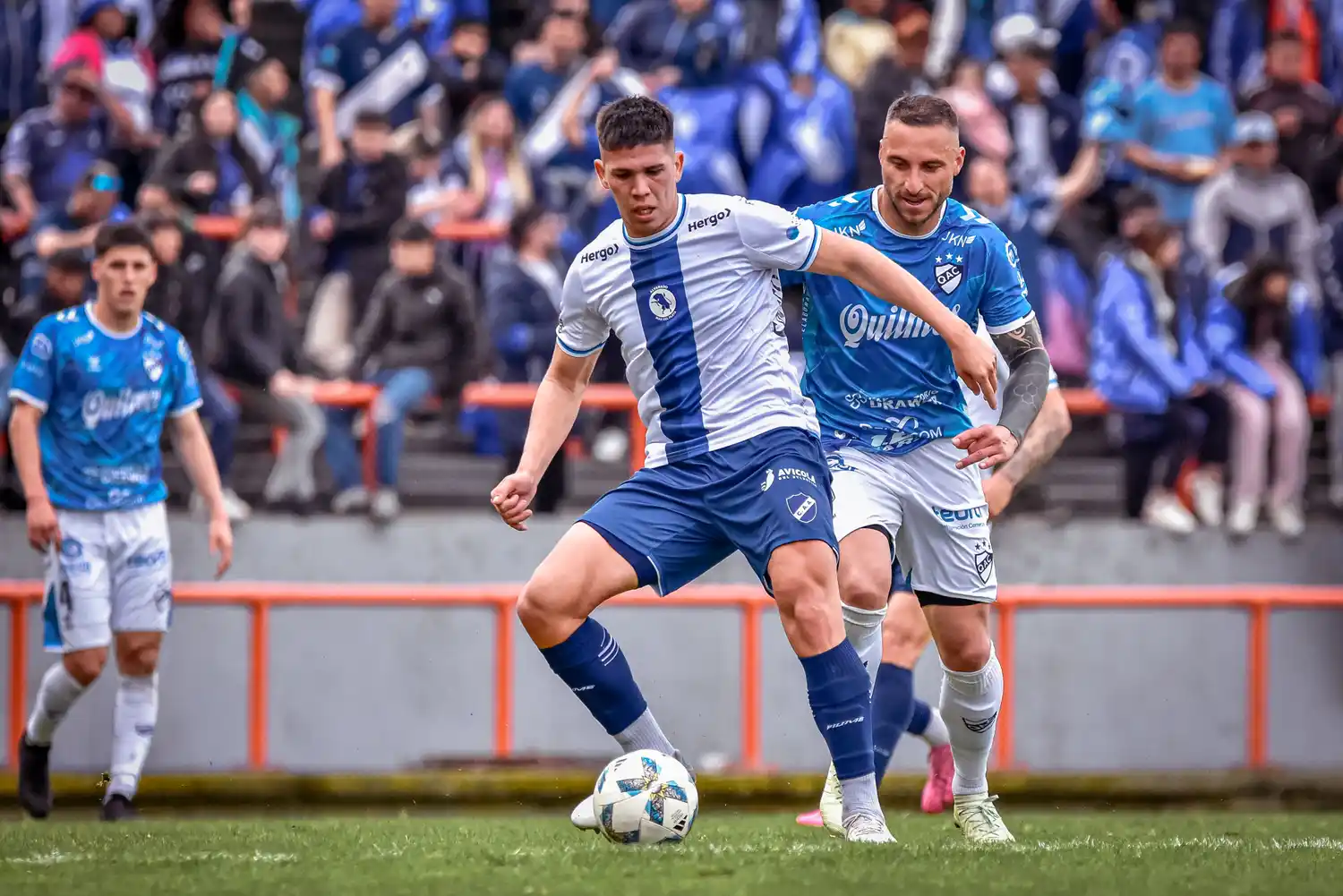 Lucas Monzón con la pelota en sus pies