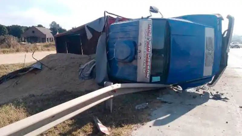 Un camión despistó y volcó sobre la Autovía Artigas