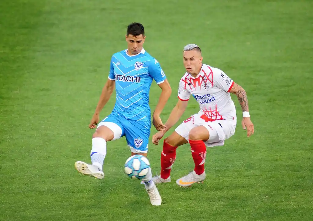 Vélez se hizo fuerte  ante Huracán y es líder