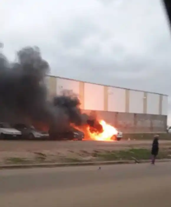 Incendio de un auto  en estacionamiento  de supermercado