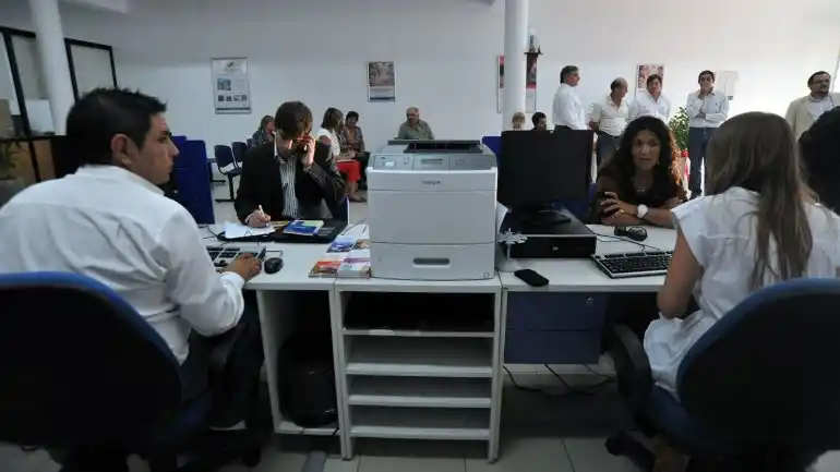 Cuatro de cada diez jefes de hogar reciben un ingreso inferior al salario mínimo vital y móvil