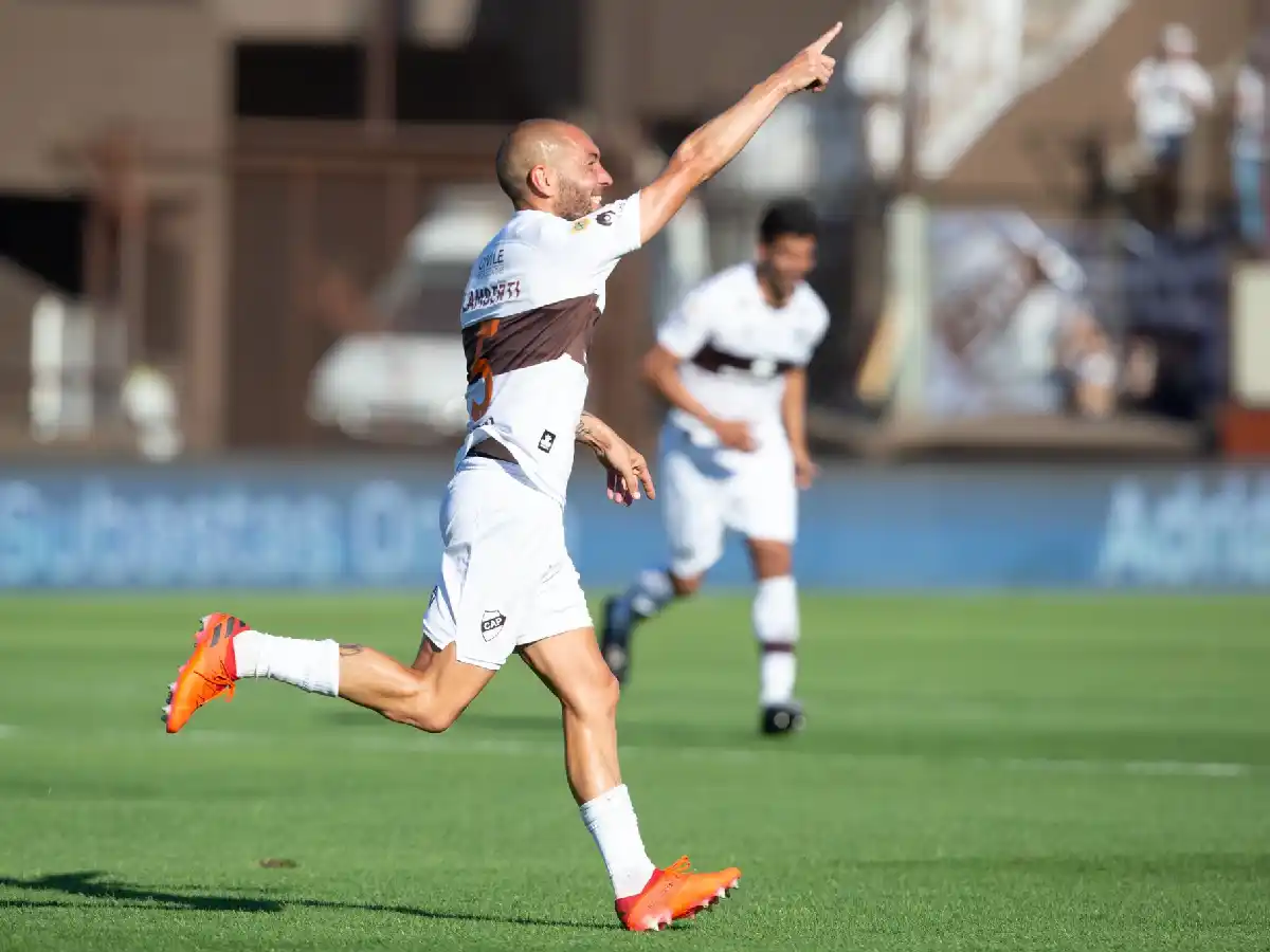 Platense lo dio vuelta y goleó a Atlético Tucumán