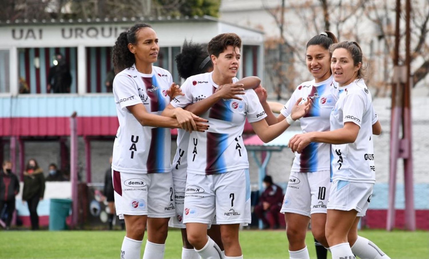 UAI Urquiza fue aplastante con cinco goles tandilenses