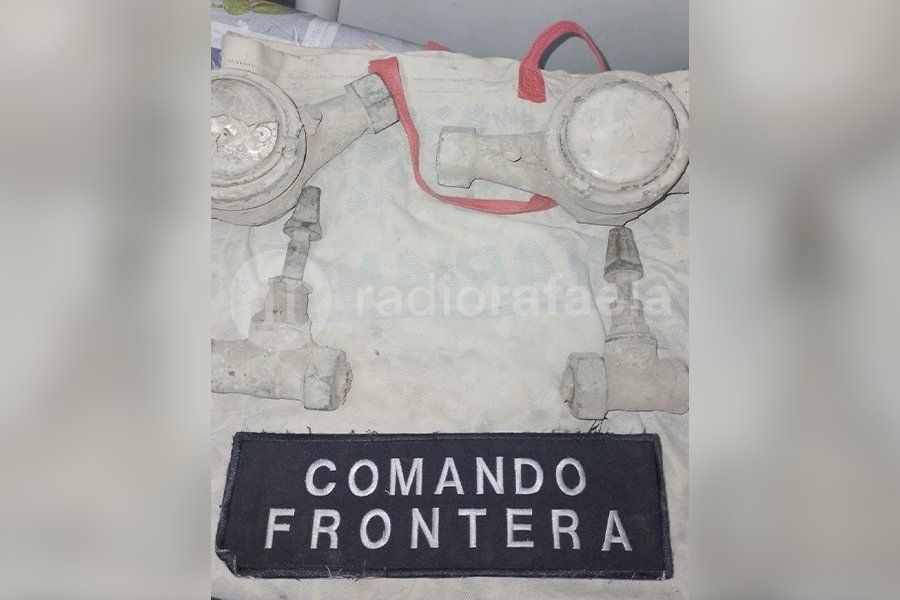 Escaparon al ver a la policía y tiraron una bolsa con elementos robados