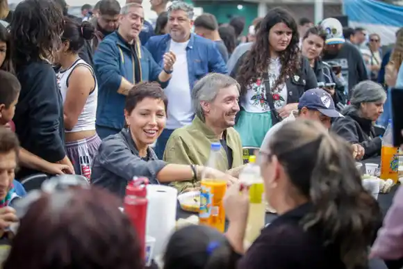 Obras, locro y pasacalles: Máximo y Mayra Mendoza festejaron el Día del Trabajador en Quilmes y sin nombrar a Kicillof