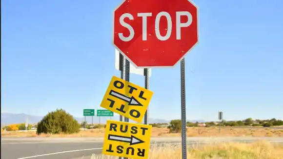 Director de «Rust» dice que disparo en el set se sintió como «golpe» de un bate