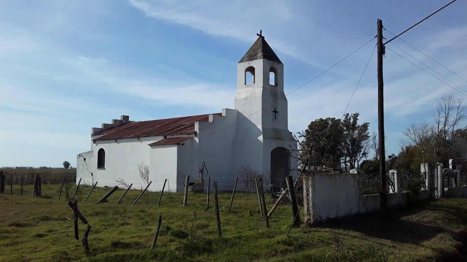 Una capilla solitaria que recuerda a un tema de los Guns and Roses y 28 habitantes en el pueblo de la mozzarella