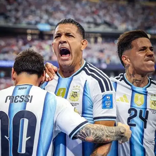 Facundo Medina, asistidor y uno de los puntos más sólidos de Argentina ante Austria.