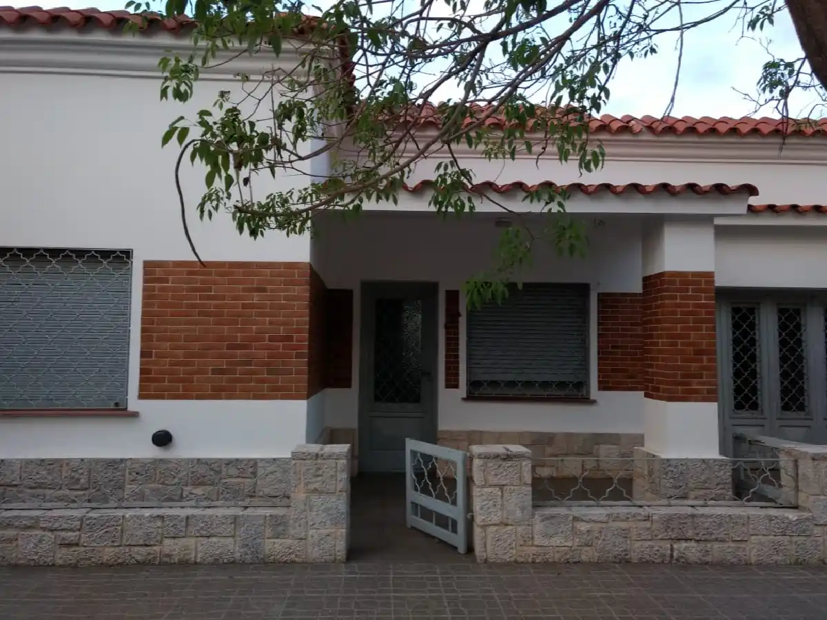 Una joven amenazó con un arma a jubilada, la maniató y le robó en su casa de barrio Sarmiento 