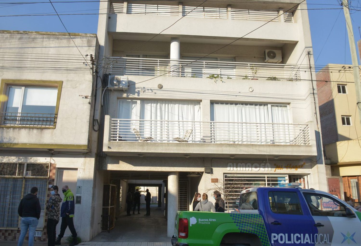 Investigan el homicidio de un productor de cine, quien fue hallado muerto en su domicilio