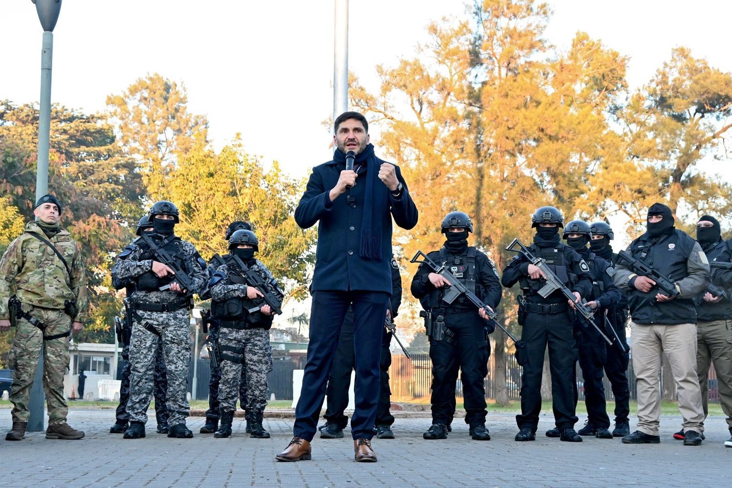 El gobernador, en el momento del anuncio.