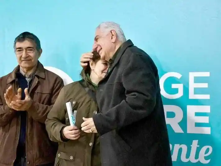 Jofré entregó decretos de Adjudicación y
Obligaciones Cumplidas a vecinos de la ciudad