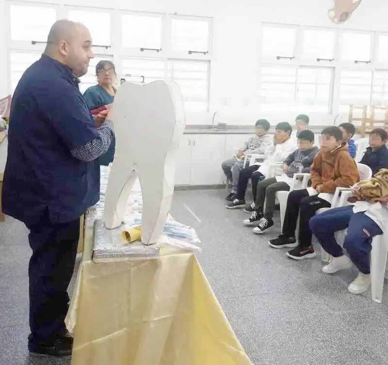 Charla de salud bucodental dirigida a escolares