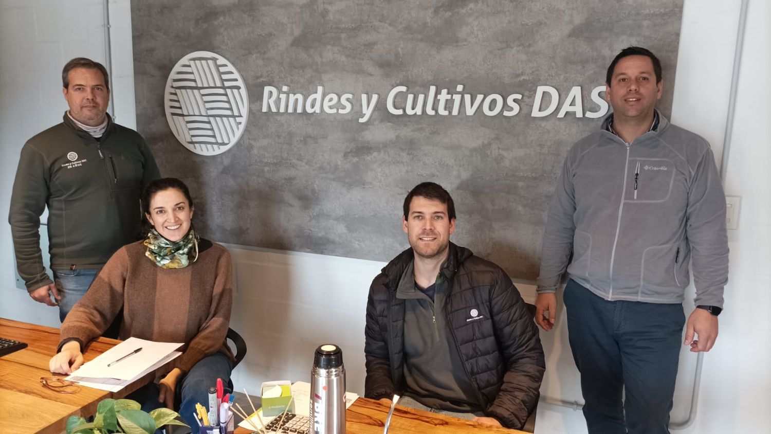 Maximiliano Mendiri, Verónica Flores, Bruno Segovia y Sixto Fernández, del equipo local de Rindes y Cultivos DAS.