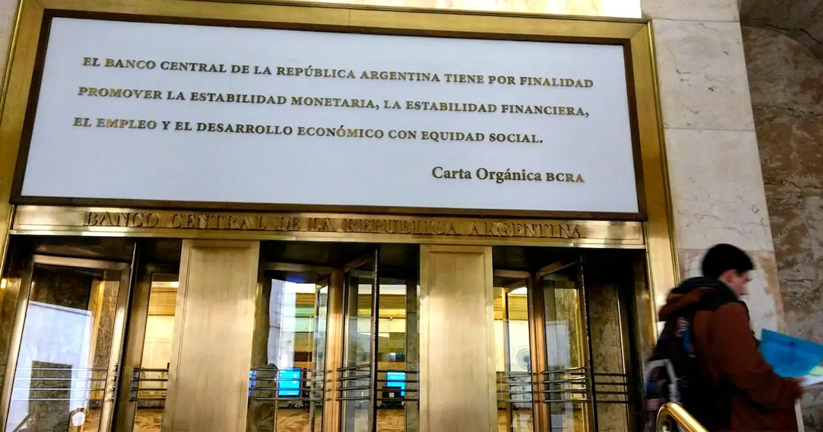 El cambio principal apunta al artículo 3, que tras la reforma de 2012 dejó de tener como función fundamental la preservación del valor de la moneda para adoptar un mandato múltiple que incluyó la promoción del empleo y el desarrollo económico.