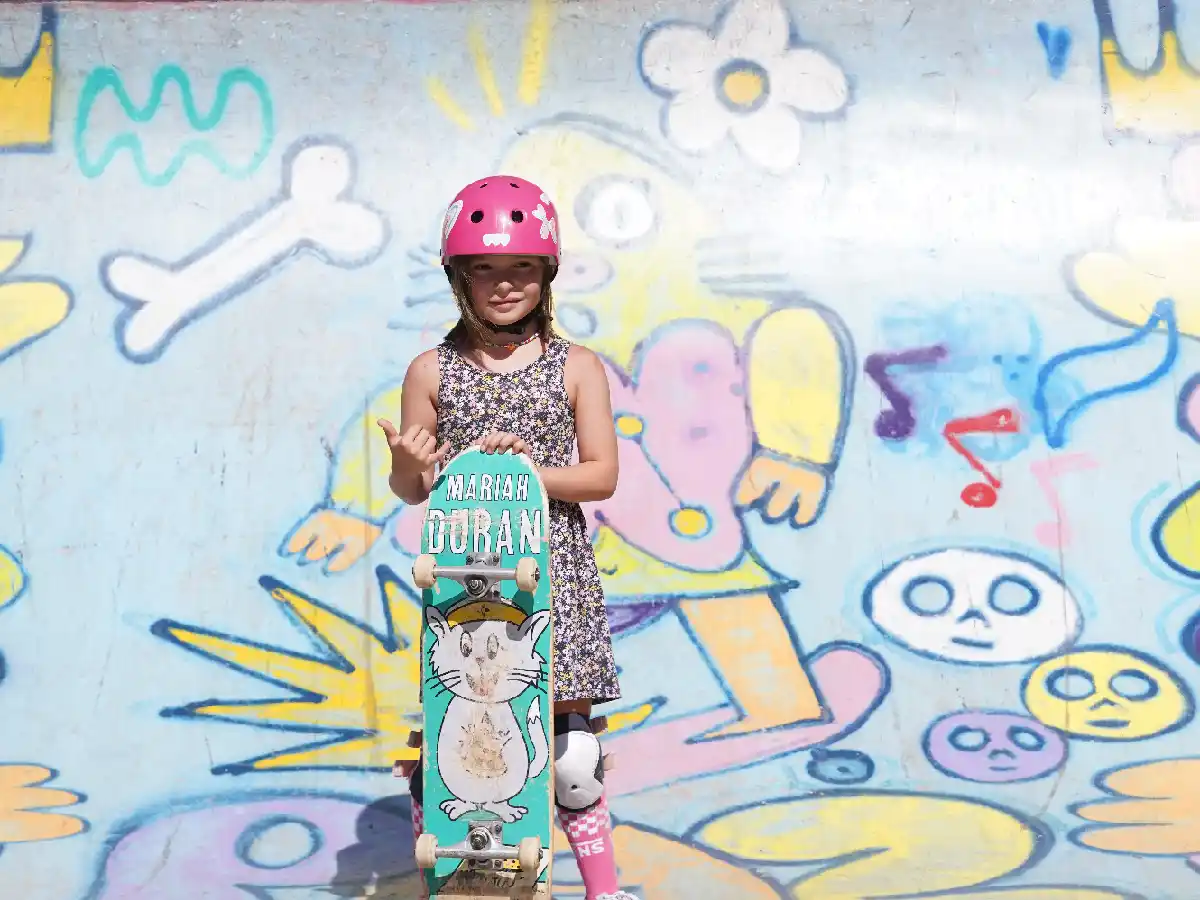 Bernardita flota sobre el skate 