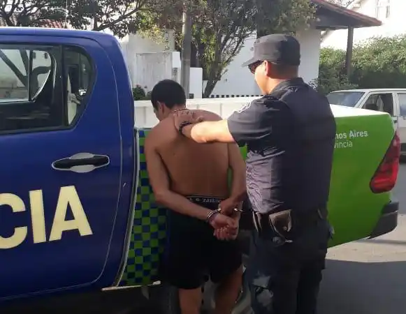 Sustrae una mochila, lo persiguen y cae preso