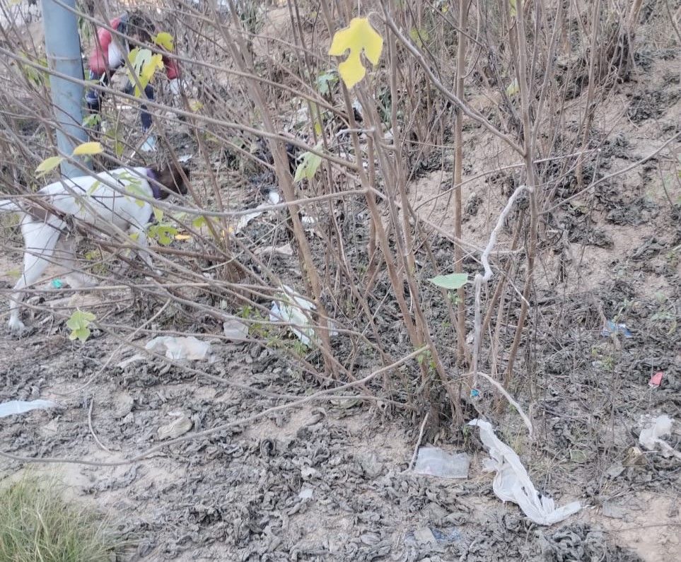 La barranca de la Avenida Néstor Kircher acumula basura que tiran los propios vecinos.