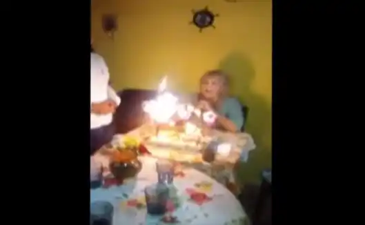 Video: Le cantaron el cumpleaños a la abuela y casi la mandan al hospital