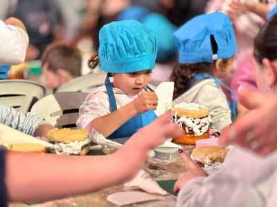 Última Feria dominguera en el gimnasio de la Escuela Nº 496