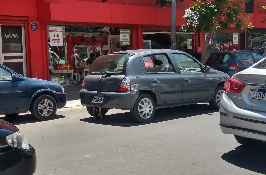 Triple choque en cadena en Catamarca y avenida Luro