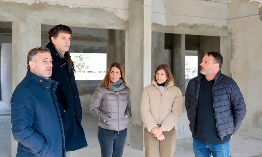 Achával recorrió el avance de obra de una nueva escuela secundaria