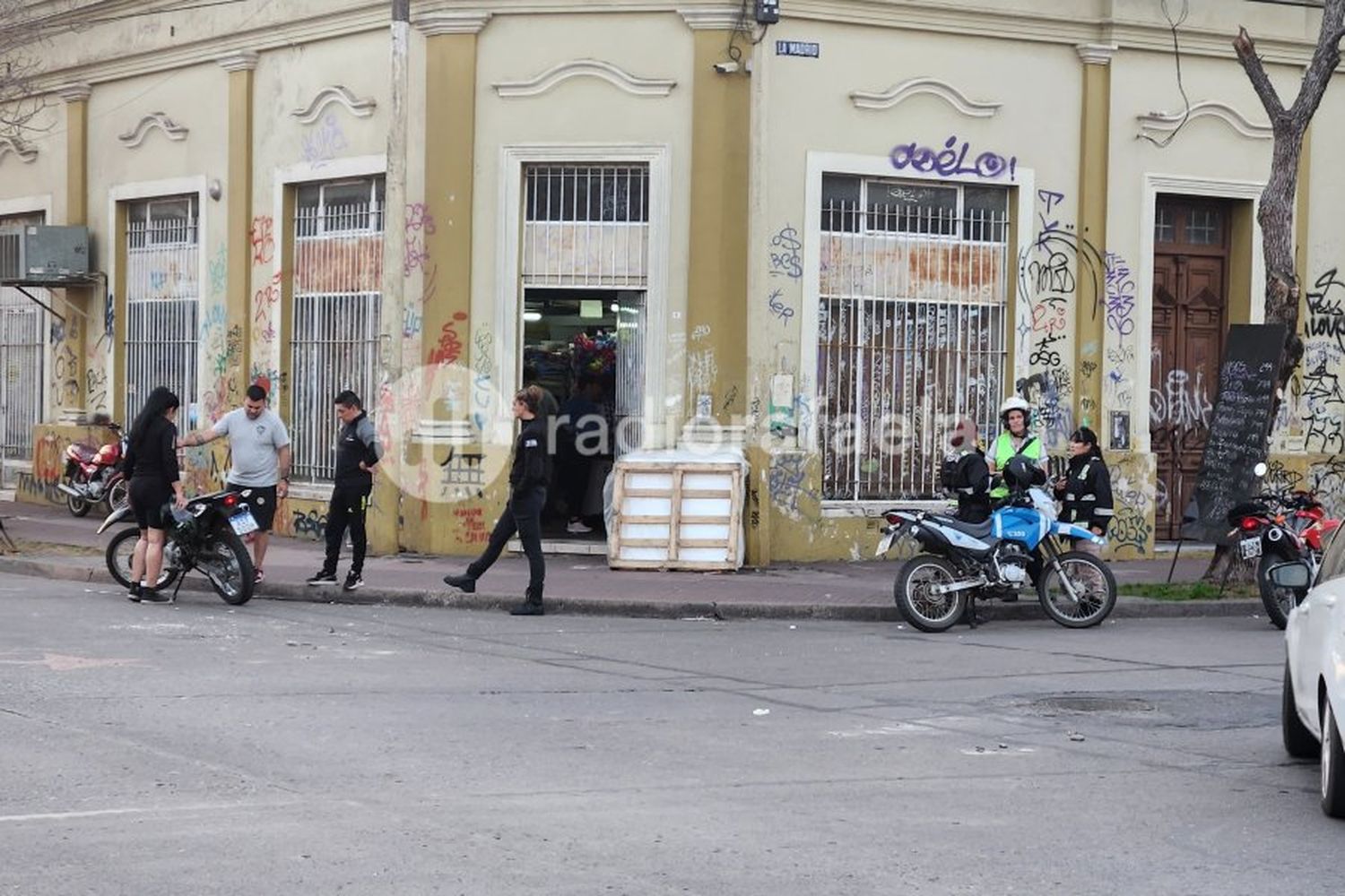 Accidente en Barrio 9 de Julio: un auto chocó a una moto y se dio a la fuga
