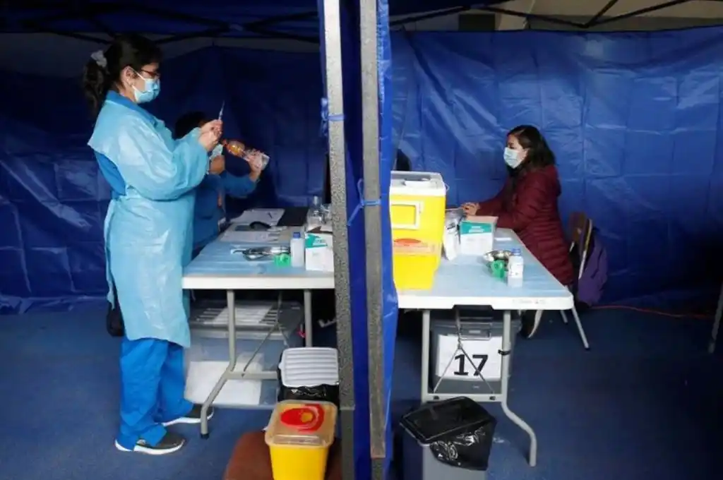 Chile ya cuenta con las vacunas suficientes para una eventual tercera dosis