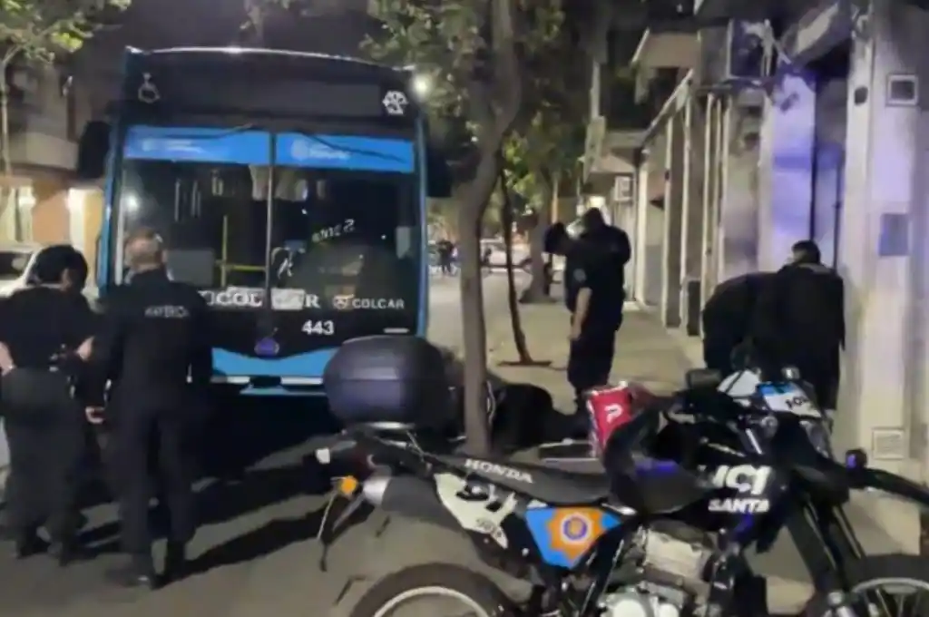 El motociclista derrapó al intentar esquivar a un colectivo mientras circulaba en contramano. (Imagen El Tres)