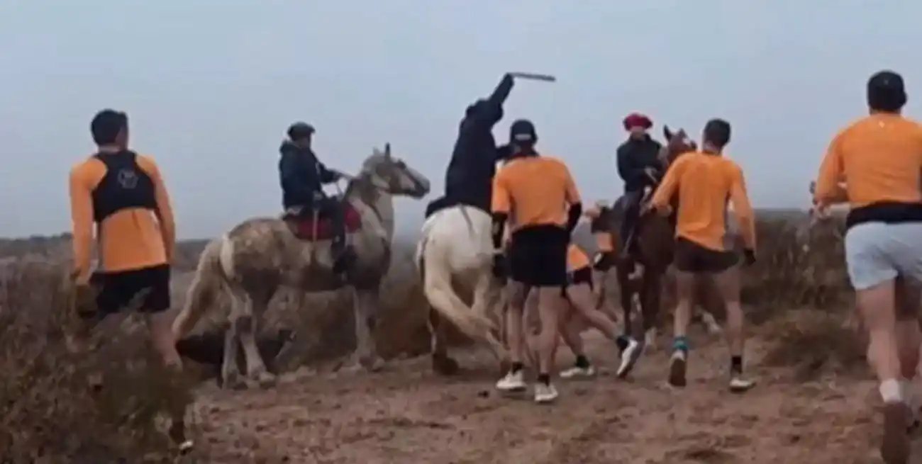 Video: jinetes atacaron a corredores durante una carrera de trail en Río Negro