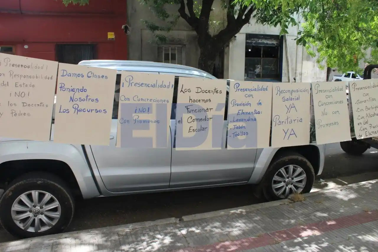 Docentes realizaron una marcha en contra de la presencialidad en las escuelas