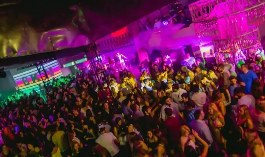 Le pidieron que se retire del boliche y agredió físicamente a la policía